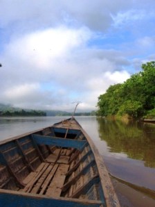 BOTE SOBRE EL HUALLAGA