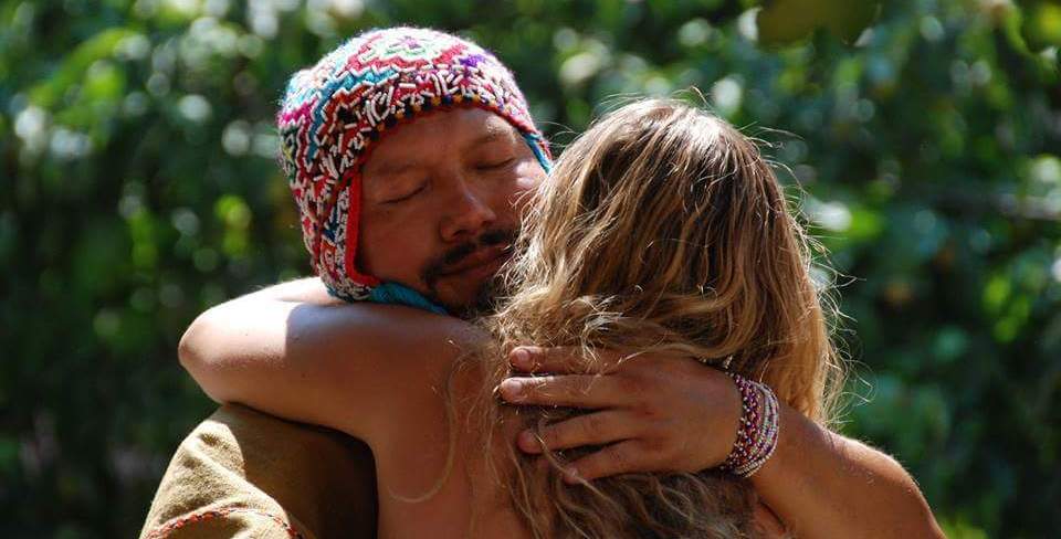 Sobre cómo es el ritual del abrazo&nbsp;andino